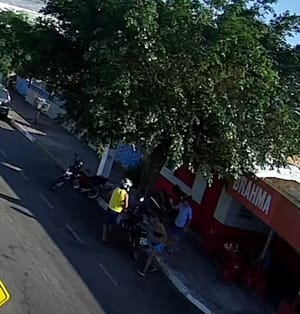 Câmera flagra atirador chegando de moto e matando dona de bar e cliente em Campo Verde