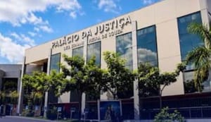 Justiça restringe venda de veículos, bloqueia valores e mantém despesas de mulher em disputa milionária de bens em MT