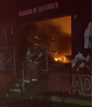 Incêndio de grandes proporções destrói duas lojas em Cuiabá e mobiliza 20 bombeiros e 100 mil litros de água