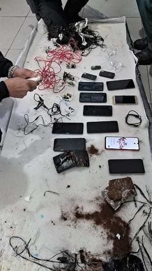 Policial penal é preso suspeito de facilitar entrada de 13 celulares e drogas em presídio de MT; detento também é detido