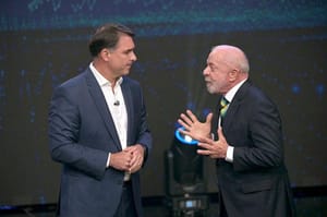 Seis pesquisas colocam Flávio Bolsonaro à frente de Lula na véspera da eleição, mas apontam empate técnico