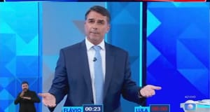Flávio promete manter Bolsa Família, reajustar aposentadorias e rebate Lula sobre futuro dos benefícios