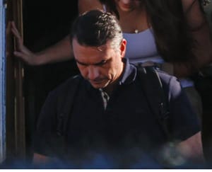 Flávio Bolsonaro rompe o silêncio nos EUA, se declara presidente eleito e anuncia que comandará oposição do exterior