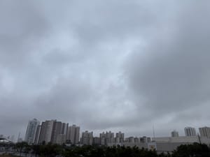 Cuiabá amanhece sob forte neblina e vento frio nesta segunda-feira pós-eleição